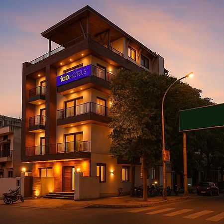 Fabhotel F9 Sector 19 Ноида Екстериор снимка